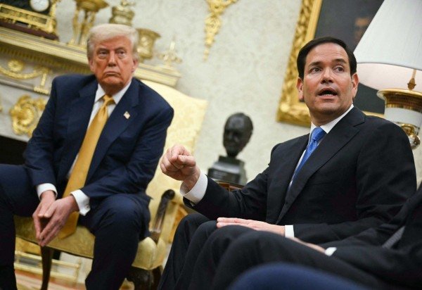 US President Donald Trump listens to Secretary of State Marco Rubio speak during a meeting in the Oval Office of the White House in Washington, DC, on July 16, 2025. - (crédito: ANDREW CABALLERO-REYNOLDS / AFP)