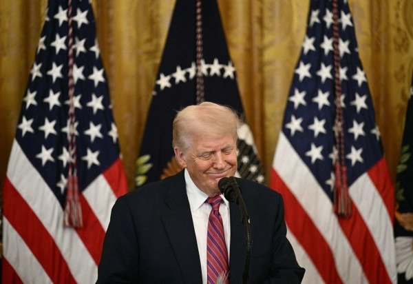 US President Donald Trump speaks before signing the GENIUS Act (Guiding and Establishing National Innovation for US Stablecoins Act), which codifies the use of stablecoins -- cryptocurrencies pegged to stable assets like the US dollar or US bonds -- in the East Room of the White House in Washington, DC, on July 18, 2025. (Photo by Brendan SMIALOWSKI / AFP)
- (crédito: AFP)
