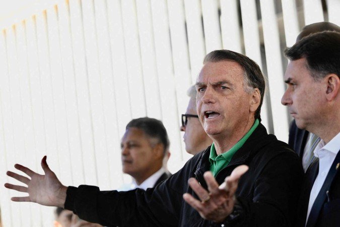 O ex-presidente brasileiro Jair Bolsonaro fala à imprensa no Senado Federal, em Brasília, em 17 de julho de 2025      