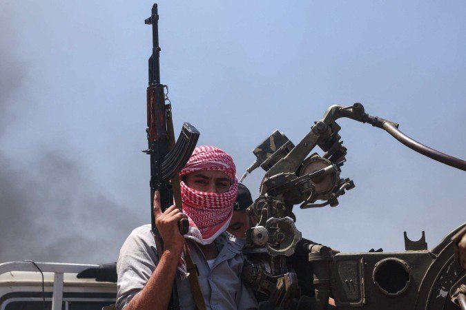 Combatentes beduínos e tribais apoiados pelo governo sírio entraram em confronto com forças drusas em Sweida, região de maioria drusa no sudoeste da Síria -  (crédito:  Bakr ALKASEM / AFP)