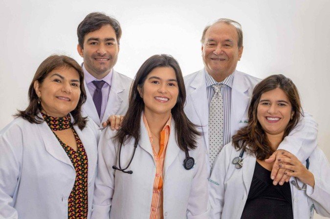 Os cardiologistas Heitor Maurício de Medeiros, 70 anos; Maria de Fátima Albanez de Medeiros, 66; inspiraram os três filhos, Tieta, 38; Heitor, 36; e Marina, 33, a seguirem a carreira de medicina — e na mesma especialidade do casal. Os cinco trabalham juntos em três hospitais de Recife. A profissão
também foi a escolha de muitos tios e primos, além do avô materno. -  (crédito: Gleyson Ramos)