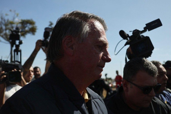 Bolsonaro chega à sede da Secretaria de Administração Penitenciária em Brasília para colocar tornozeleira eletrônica - (crédito: REUTERS/Adriano Machado) Bolsonaro chega à sede da Secretaria de Administração Penitenciária em Brasília para colocar tornozeleira eletrônica - (crédito: REUTERS/Adriano Machado)