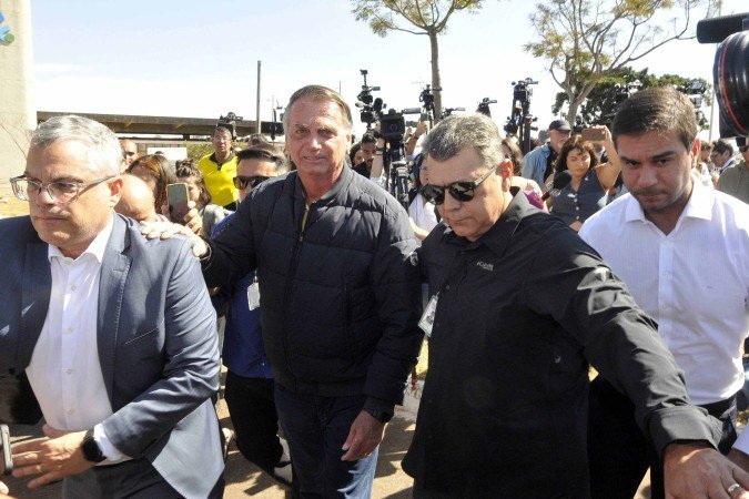Bolsonaro é conduzido ao Centro Integrado de Monitoração Eletrônica, da Secretaria de Administração Penitenciária do Distrito Federal -  (crédito:  Marcelo Ferreira/CB/D.A Press)