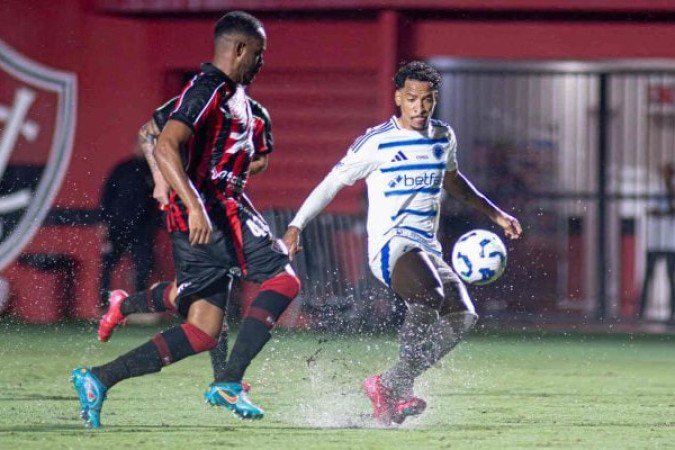 MATHEUS PEREIRA - Jogador mais incisivo no primeiro tempo. Levou perigo com duas finalizaÃ§Ãµes. AlÃ©m disso, deu assistÃªncia para os gols tanto de FabrÃ­cio Bruno e Kaio Jorge. NOTA 9,0 - Foto: Celo Gil