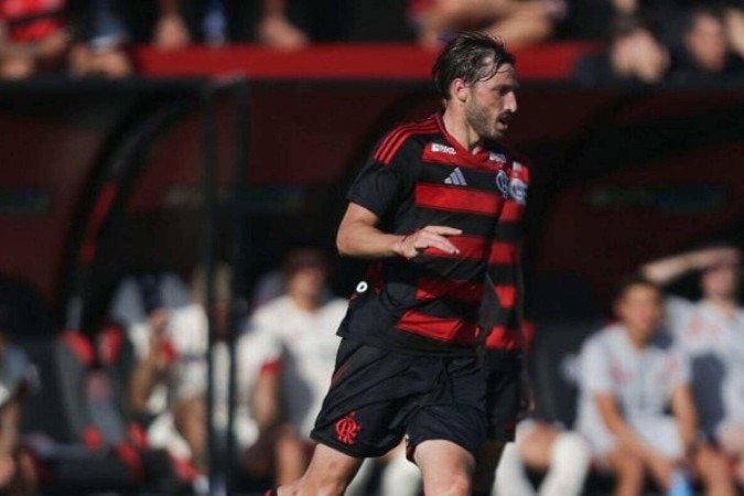 Matías Viña ganha ritmo de jogo em amistoso na Gávea -  (crédito: Foto: Gilvan de Souza/Flamengo)