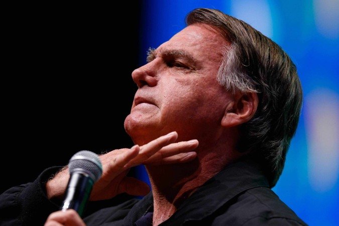 Ex-presidente está usando tornozeleira eletrônica e foi proibido de sair de casa entre 19h e 6h e de se aproximar dos consulados e embaixadas - (crédito: ESTADÃO CONTEÚDO) Ex-presidente está usando tornozeleira eletrônica e foi proibido de sair de casa entre 19h e 6h e de se aproximar dos consulados e embaixadas - (crédito: ESTADÃO CONTEÚDO)