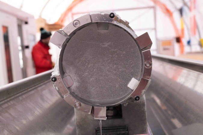 Os núcleos foram armazenados em uma caverna de gelo na Antártida antes de serem transportados de barco para a Europa - (crédito: PNRA/IPEV) Os núcleos foram armazenados em uma caverna de gelo na Antártida antes de serem transportados de barco para a Europa - (crédito: PNRA/IPEV)