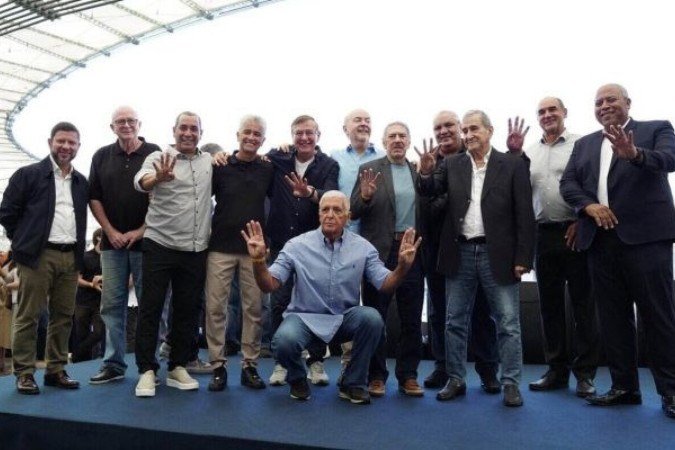 Ídolo do Fluminense, Parreira coloca os pés na Calçada da Fama do Maracanã -  (crédito: Foto: Marina Garcia / FFC)