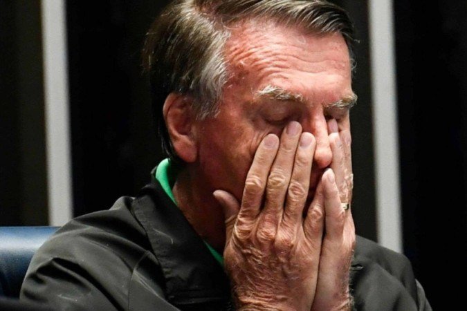 O ex-presidente também está proibido de manter contato com outros investigados, de se aproximar de embaixadas e de utilizar redes sociais. A decisão judicial inclui ainda a proibição de interações com diplomatas estrangeiros.
 -  (crédito: Platobr Politica)