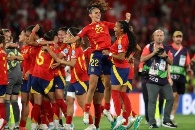 Jogadoras da Espanha celebram a classificação para a semifinal da Eurocopa Feminina - (crédito: Foto: Alexander Hassenstein/Getty Images) Jogadoras da Espanha celebram a classificação para a semifinal da Eurocopa Feminina - (crédito: Foto: Alexander Hassenstein/Getty Images)