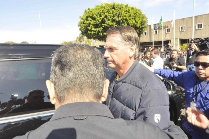 Bolsonaro depois de colocar a a tornozeleira, como determinado por Moraes. Ex-presidente afirma ser Bolsonaro depois de colocar a a tornozeleira, como determinado por Moraes. Ex-presidente afirma ser
