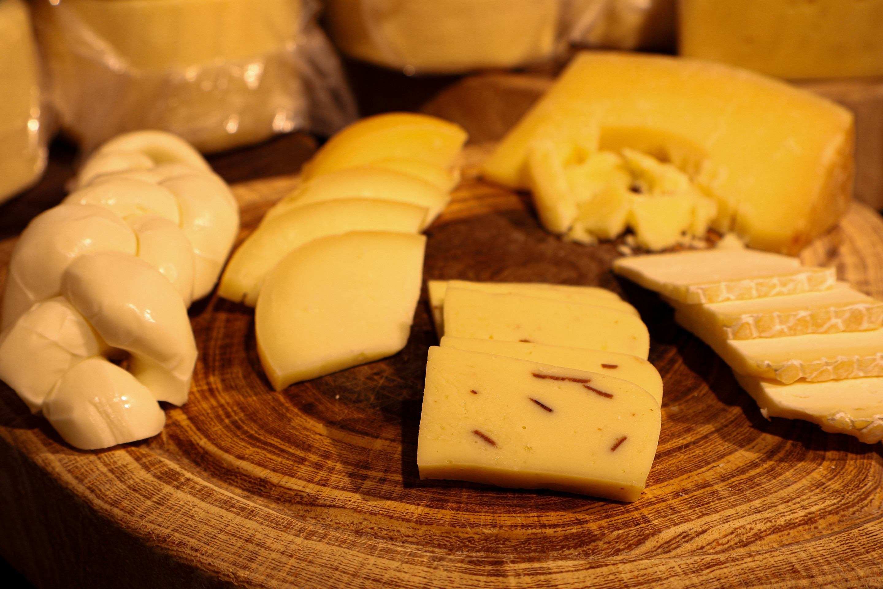 Queijo é paixão nacional e ingrediente versátil, consumido do café ao jantar