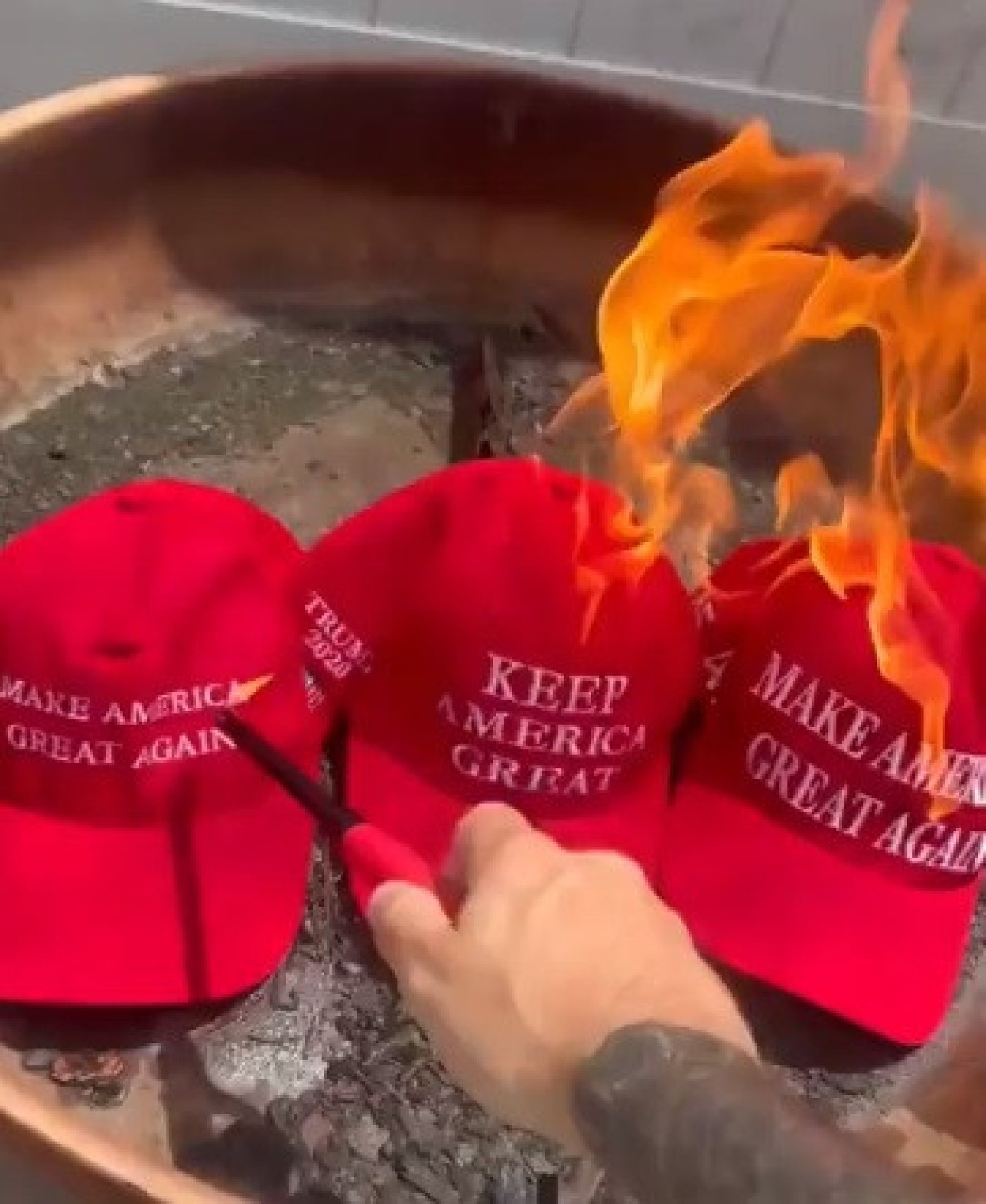 Bonés do movimento "Faça a América Grande Novamente" são queimados 