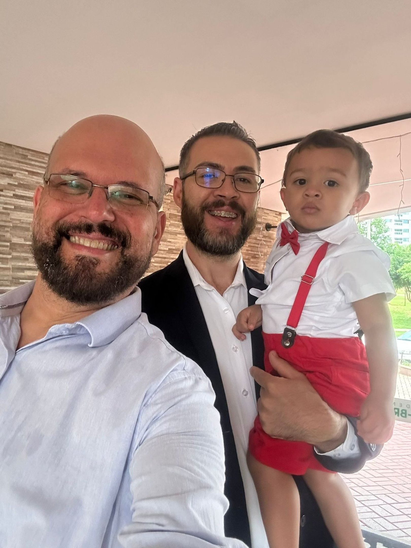 O casal Emerson e Ricardo, com Levi: sem preconceito