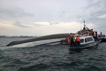  Um barco com turistas virou durante uma tempestade no Vietnã neste sábado, 19 -  (crédito: Vietnam News Agency / AFP)