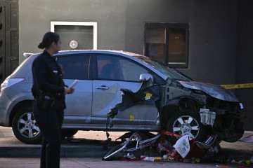 Policiais no local do acidente de um veículo que atropelou uma multidão em Hollywood na madrugada de 19 de julho de 2025       -  (crédito: Robyn BECK/AFP)