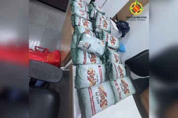 Na mochila, o suspeito levava 47 pacotes de café roubados -  (crédito: Divulgação/ PMDF)
