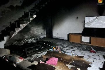 Com ambos os moradores em segurança, o policial voltou à residência em chamas e utilizou a água da piscina para conter o incêndio -  (crédito: Divulgação/PMDF)
