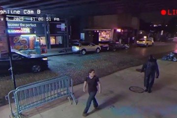 Homem encapuzado assusta moradores nos Estados Unidos -  (crédito: Imagens obtidas pelo The NY Post)