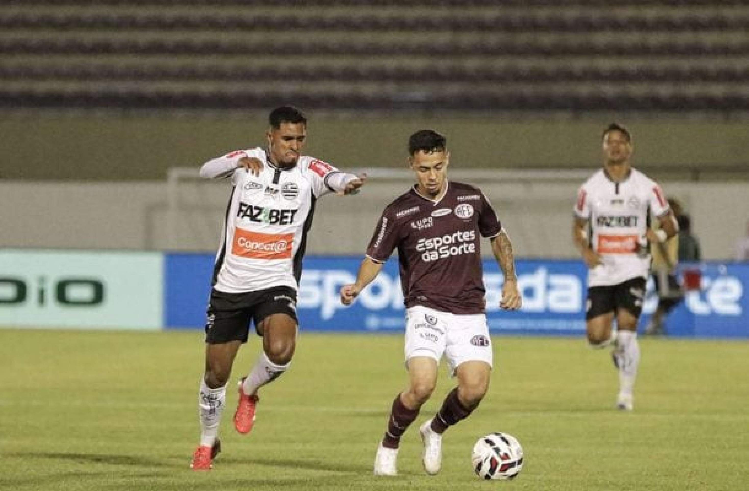 Athletic (de branco) vence a Ferroviária, fora de casa, sobe na tabela e afunda o rival  -  (crédito: Fotos: Luis Miguel Ferreira/Ferroviária)