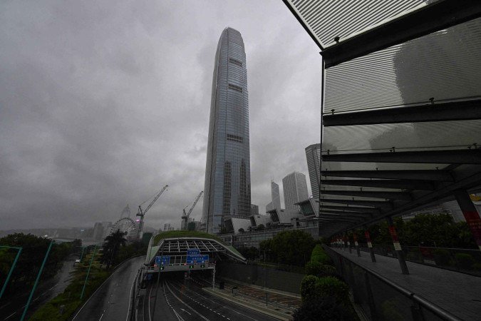 Nuvens escuras se acumulam sobre o distrito comercial central enquanto o tufão Wipha se move em direção a Hong Kong em 20 de julho de 2025. - (crédito: Peter PARKS / AFP) Nuvens escuras se acumulam sobre o distrito comercial central enquanto o tufão Wipha se move em direção a Hong Kong em 20 de julho de 2025. - (crédito: Peter PARKS / AFP)