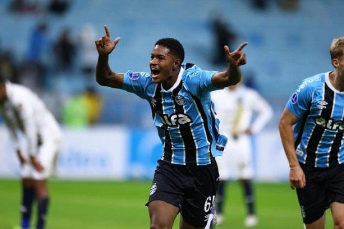 RIQUELME - Um perde ganha danado em suas ações. Não conseguiu superar a defesa adversária. Meio que atirado aos leões pelo técnico Mano Menezes - NOTA: 5,0 - Foto: Lucas Uebel/Grêmio 