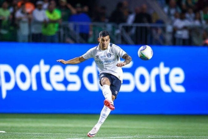 PAVON - Maestro! Demonstrou uma visão de jogo privilegiada e centrou a bola na cabeça de Martins no empate tricolor. Pouco depois, deixou André na cara de Jardim para carimbar o travessão. Mudou a cara do Grêmio no embate deste fim de semana - NOTA: 7,5 - Foto: Lucas Uebel/Grêmio 