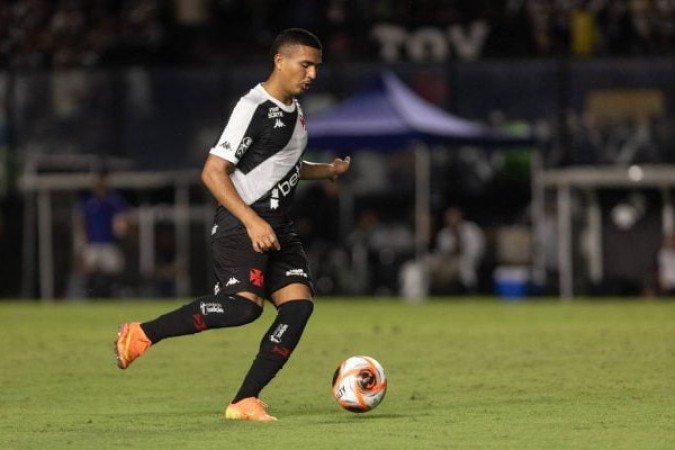 MATEUS CARVALHO - Entrou no lugar de David quando o placar marcava 1 a 0, aos 30' da etapa final. Três minutos depois, gol do Grêmio. Pouco foi notado. NOTA 5,5. Foto: Dikran Sahagian/Vasco