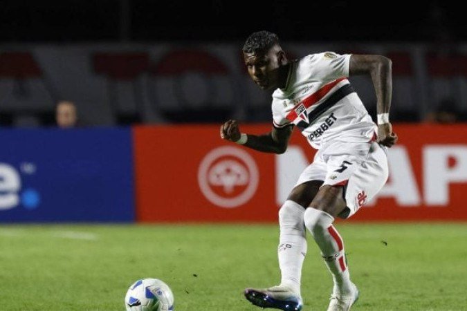 ARBOLEDA - Excelente desarme para cima de Memphis em lance importante no primeiro tempo. Deu o lançamento espetacular para Wendell no segundo gol. NOTA 7,5. Foto: Rubens Chiri e Paulo Pinto/Saopaulofc.net