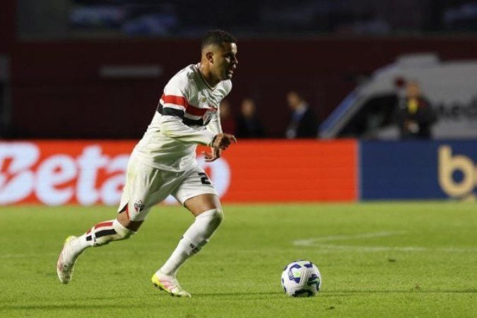 ALISSON - Entrou logo no começo do jogo, substituindo Oscar, lesionado. Fez uma partida segura na armação e também contribuiu na pressão. NOTA 6,5. Foto: Cesar Greco/Palmeiras