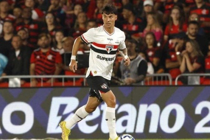 FERREIRA - Poderia ter marcado um caso o estreante Tapia não fosse fominha. Estava livre no meio da área, mas o chileno preferiu chutar. Em outro lance, serviu Marcos Antônio em boa jogada pela esquerda. Depois, deixou Mana no chão. NOTA 7,0. Foto: Rubens Chiri/Saopaulofc.net