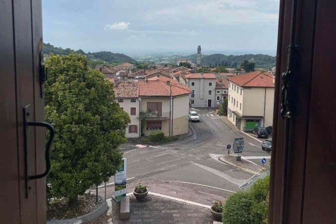 Giacomo de Luca está preocupado com o futuro da escola primária de Fregona - (crédito: BBC) Giacomo de Luca está preocupado com o futuro da escola primária de Fregona - (crédito: BBC)