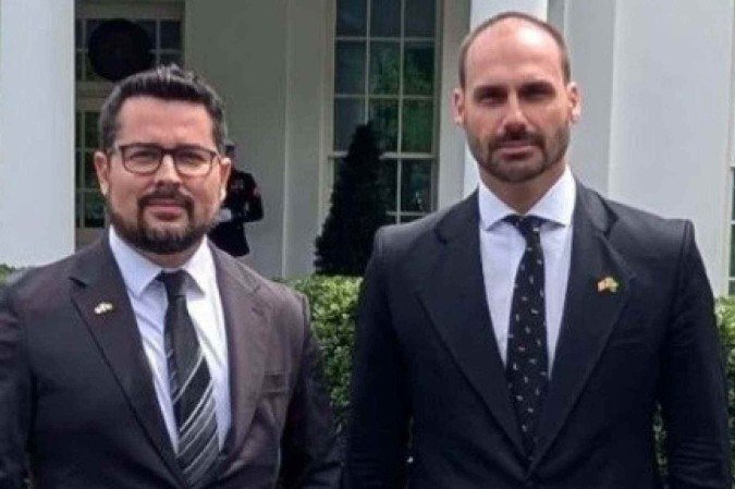 Eduardo Bolsonaro e Paulo Figueiredo nos jardins da Casa Branca: ação coordenada contra o ministro -  (crédito: Reprodução/Redes sociais)