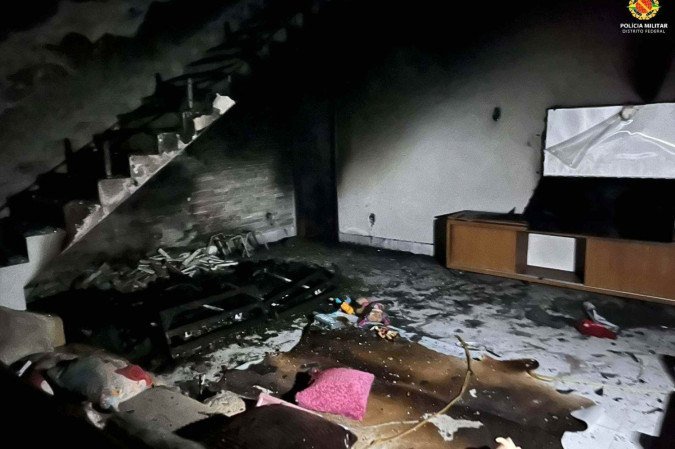 Com ambos os moradores em segurança, o policial voltou à residência em chamas e utilizou a água da piscina para conter o incêndio -  (crédito: Divulgação/PMDF)