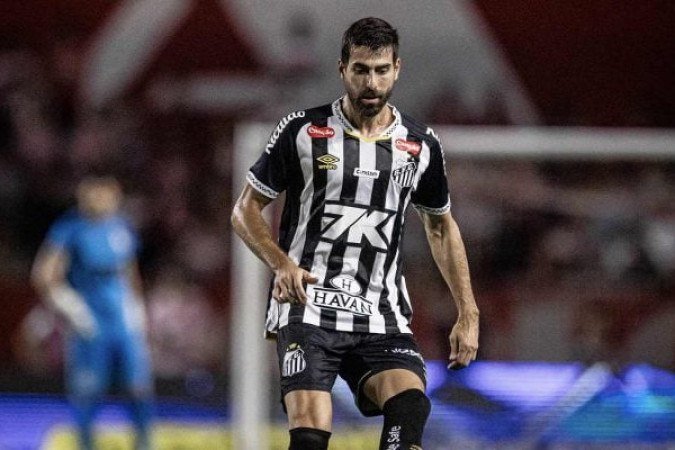 LUAN PERES - Assim como Zé Ivaldo, cometeu alguns vacilos defensivos que resultaram em lances de perigo para o Mirassol. Bem inferior ao apresentado na última partida NOTA 5,0. Foto: Raul Baretta/ Santos FC