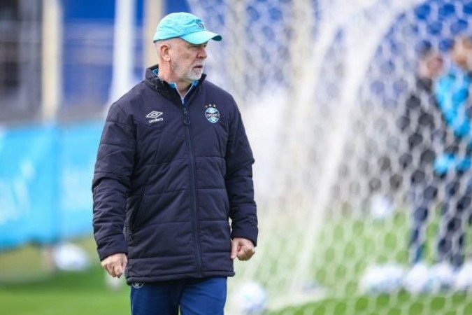 TÉCNICO: MANO MENEZES - Já que gosta de jogar atrás, não conseguiu montar uma defesa firme. O Vasco poderia ter feito 2 ou 3 quando saiu na frente. Teve a sorte de achar um gol e o mérito de tentar mudar o ataque na etapa final - NOTA: 5,0 - Foto: Lucas Uebel/Grêmio   