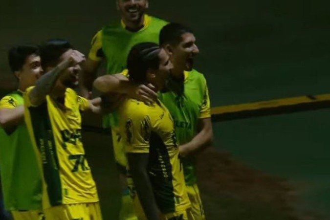 Chico celebra o seu gol com os companheiros. Mirassol surra o Santos por 3 a 0 pelo Brasileirão - (crédito: Foto: Reprodução de TV) Chico celebra o seu gol com os companheiros. Mirassol surra o Santos por 3 a 0 pelo Brasileirão - (crédito: Foto: Reprodução de TV)