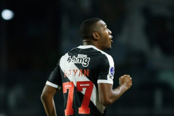 RAYAN - Muito determinado taticamente, se apresentava do lado esquerdo e também do lado direito (aqui, prioritariamente). Tentou inúmeras finalizações de fora da área. Se caprichar na mira, pode deslanchar na carreira. NOTA 7,0. Foto: Matheus Lima/Vasco da Gama