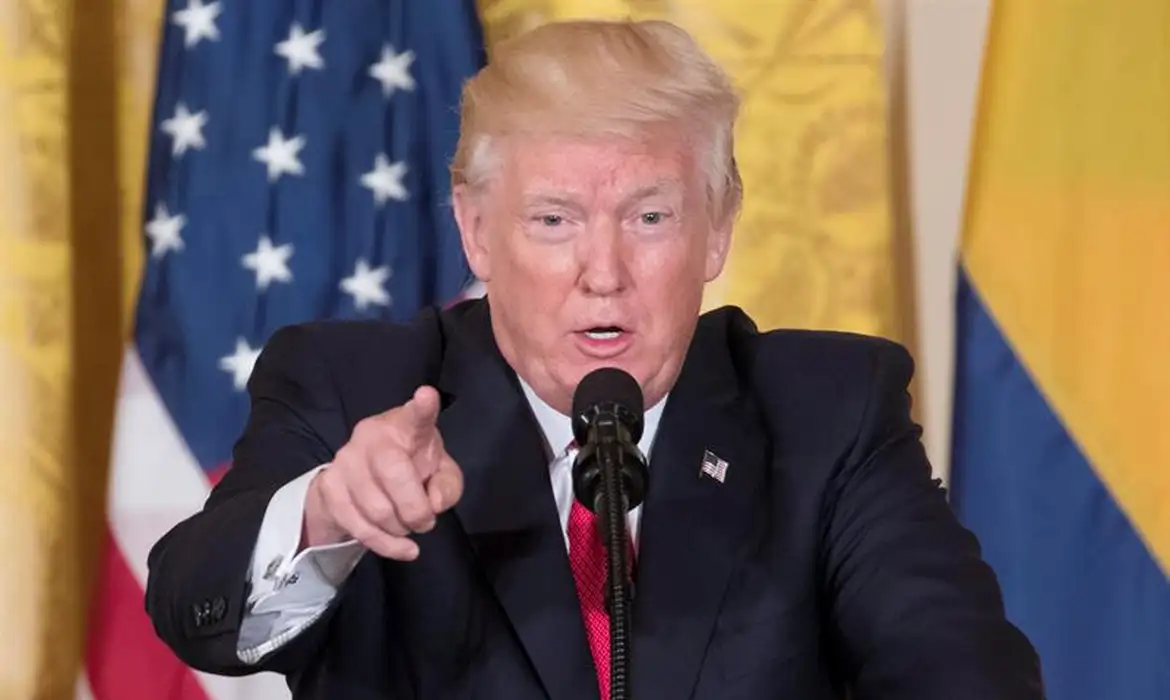 Trump alerta que tsunami pode atingir os EUA - (crédito: Michael Reynolds/ EF) Trump alerta que tsunami pode atingir os EUA - (crédito: Michael Reynolds/ EF)