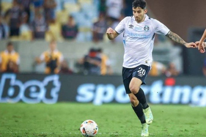 VILLASANTI - Tentou organizar o meio de campo de forma errado, com carrinhos e empurrões.Bem distante daquele volante que se destacou no Brasileirão de 2023 - NOTA: 4,5 - Foto: Lucas Uebel/Grêmio 