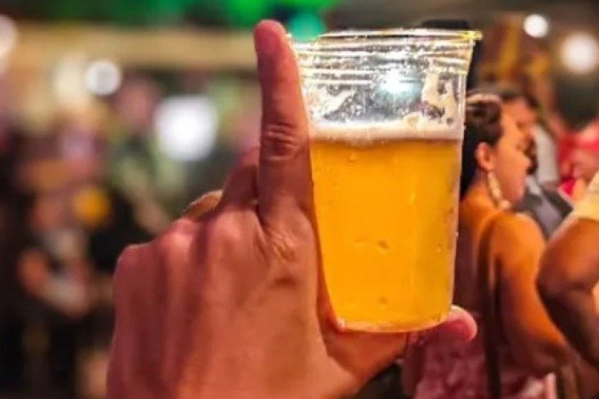 Bar distribuiu sete barris de chopp para clientes após determinação do STF para que o ex-presidente Jair Bolsonaro use tornozeleira eletrônica como medida cautelar - (crédito: Reprodução/Redes Sociais) Bar distribuiu sete barris de chopp para clientes após determinação do STF para que o ex-presidente Jair Bolsonaro use tornozeleira eletrônica como medida cautelar - (crédito: Reprodução/Redes Sociais)