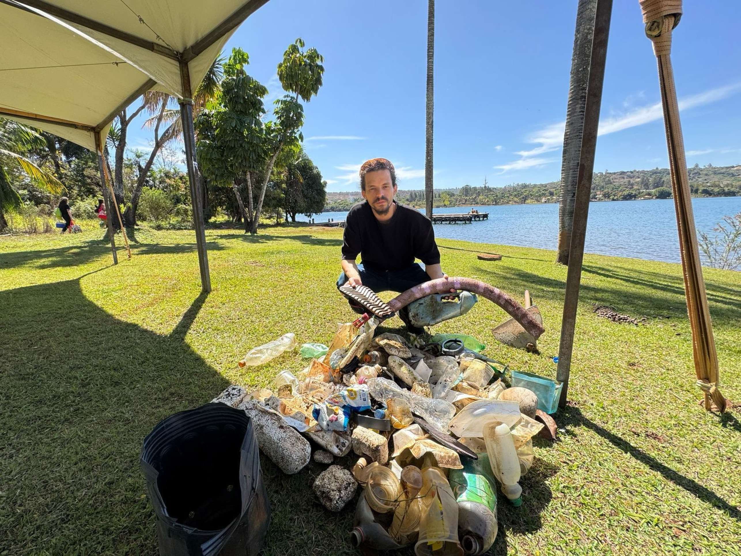 Lago Norte: moradores e voluntários fazem mutirão de limpeza na orla