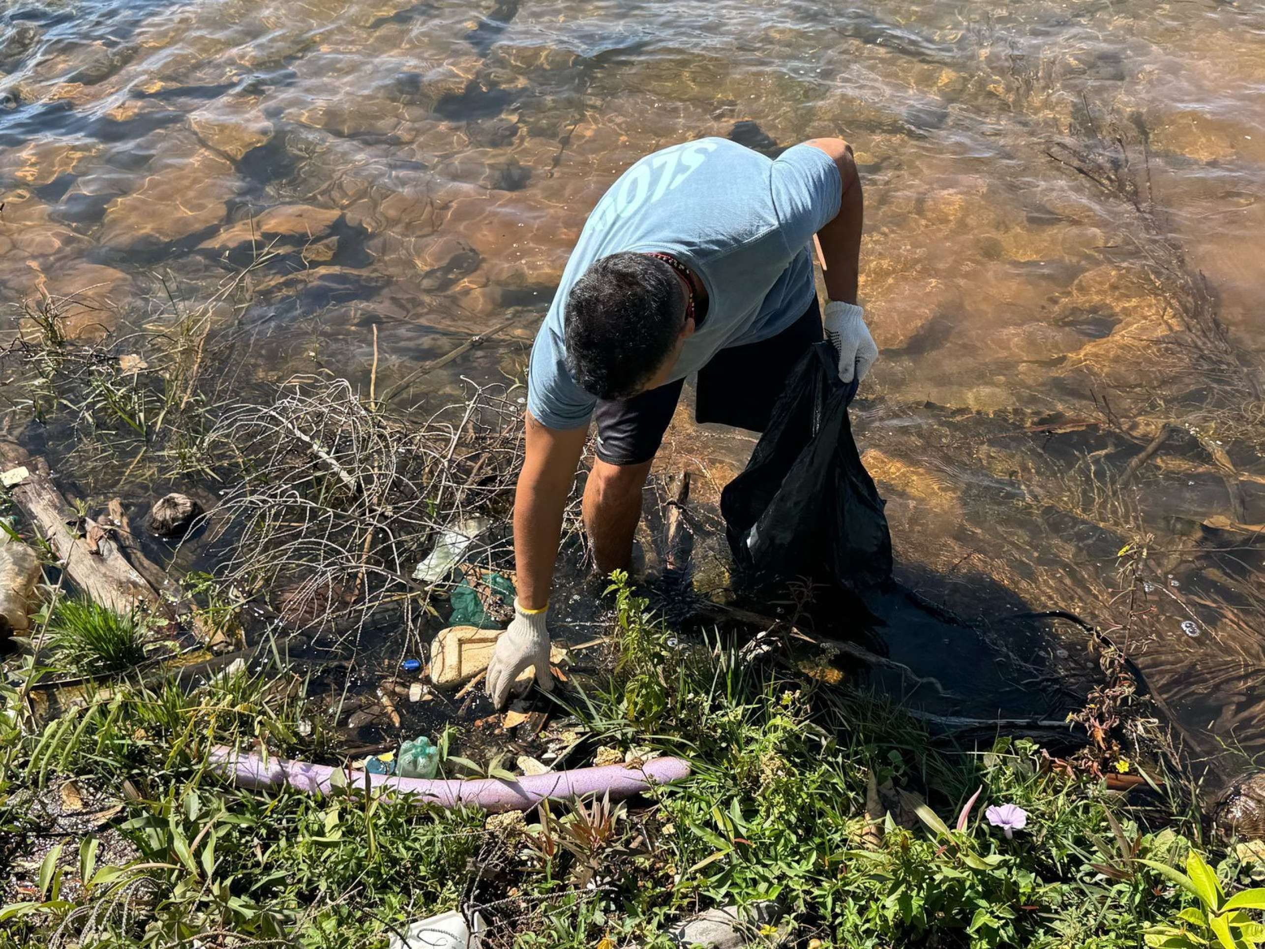 João fazendo a limpeza do lago