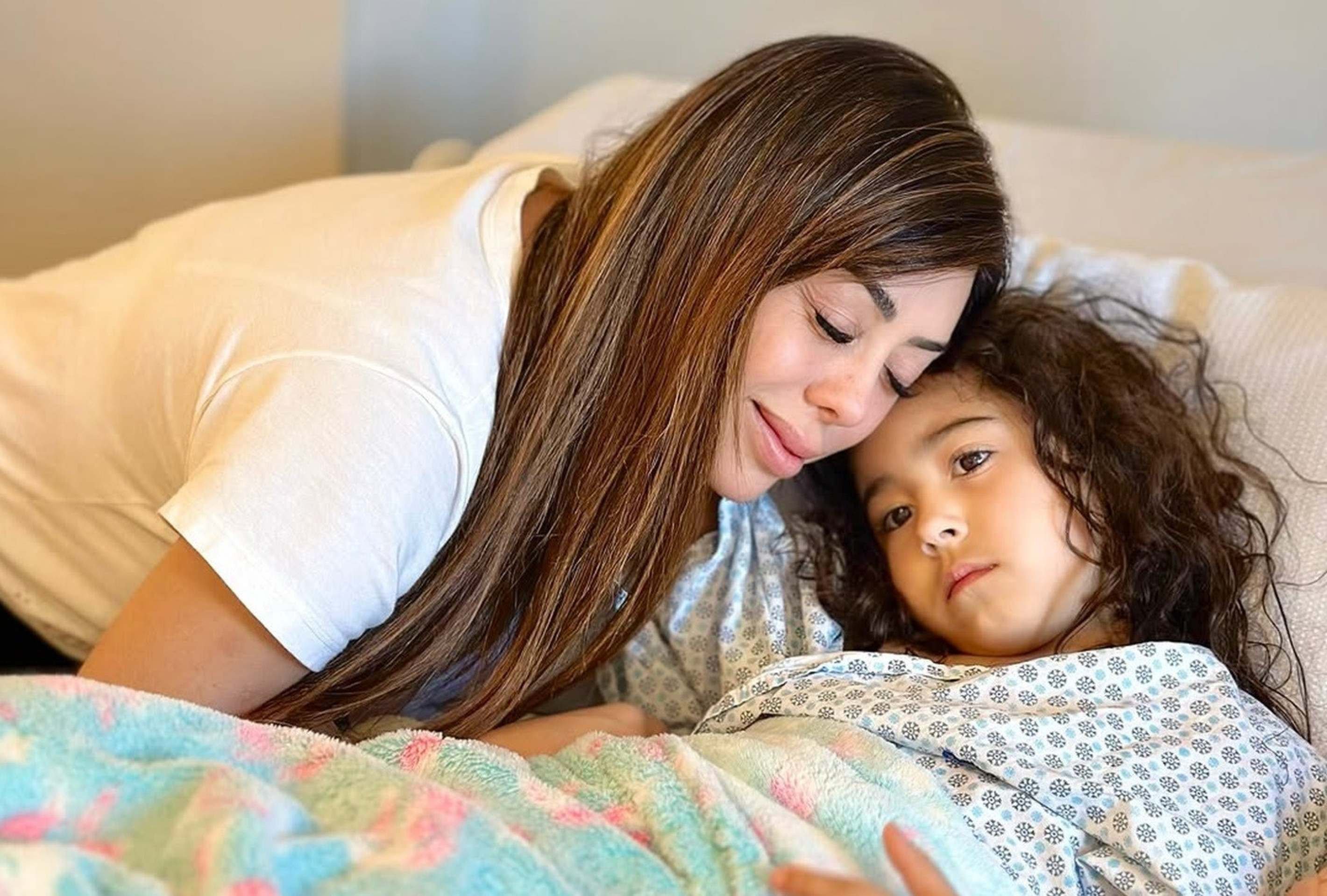 Filha caçula de Edson, da dupla com Hudson, passa por cirurgia e se recupera bem