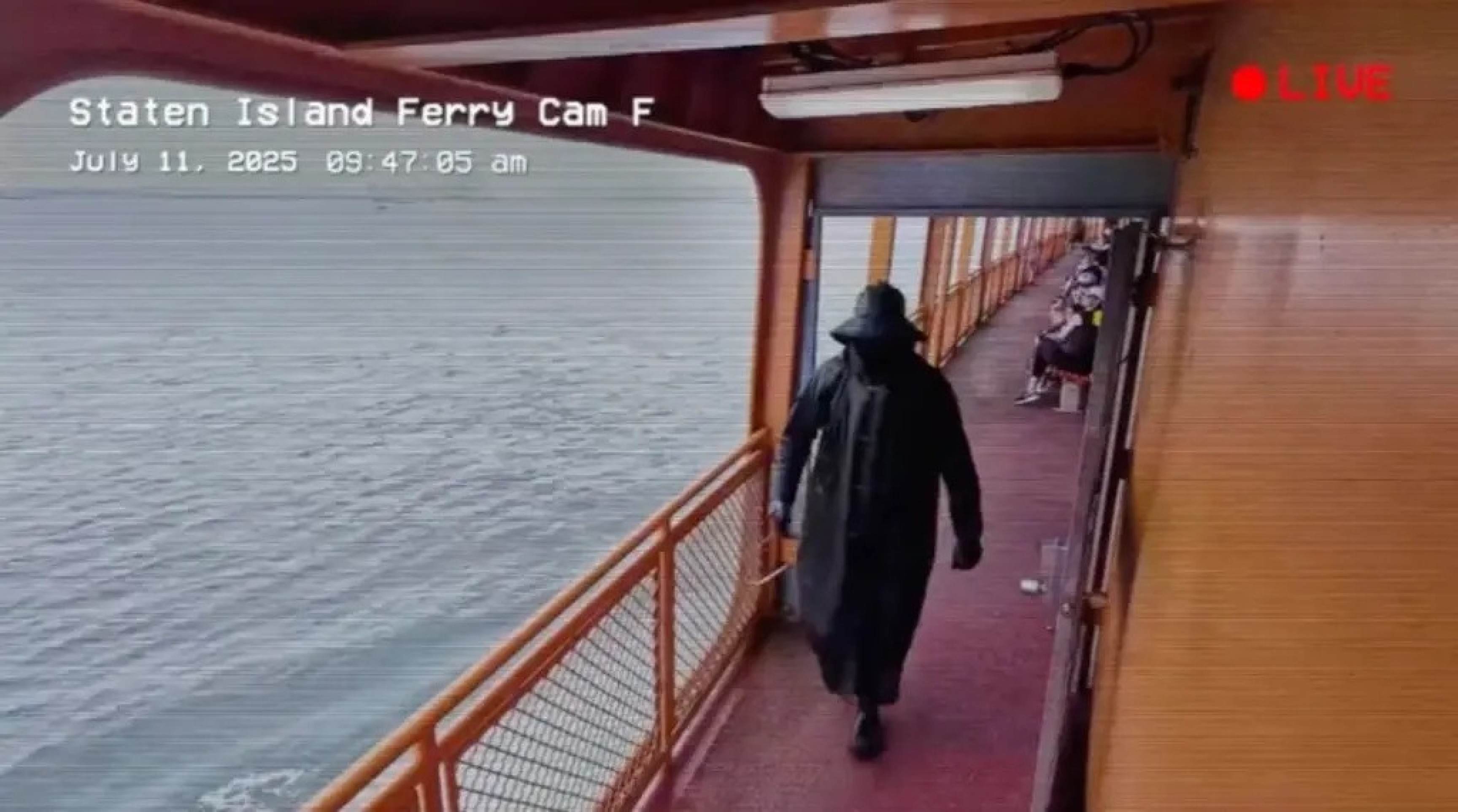 Homem encapuzado assusta moradores nos Estados Unidos