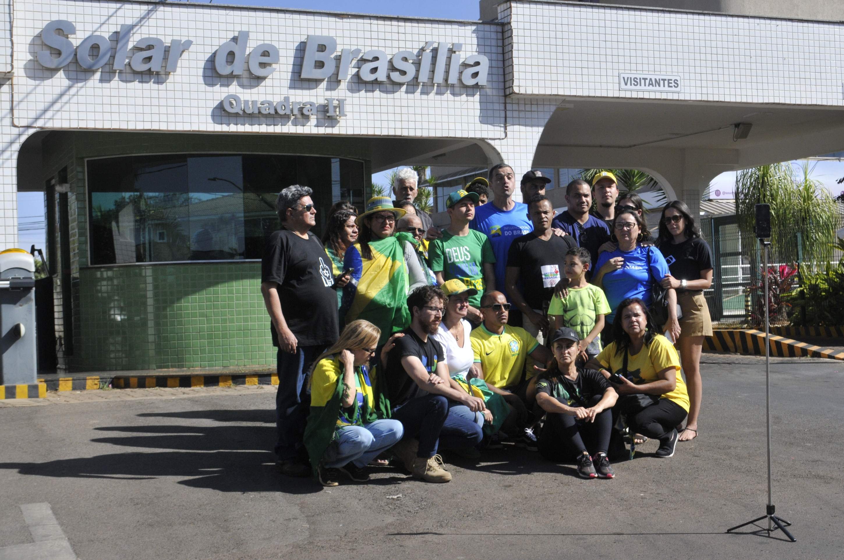  20/07/2025 Cr&eacute;dito: Marcelo Ferreira/CB/D.A Press. Brasil. Bras&iacute;lia - DF - Solar de Bras&iacute;lia, condominio onde mora o ex-presidente Jair Bolsonaro, apoiadores do presidente gravam video de apoio.