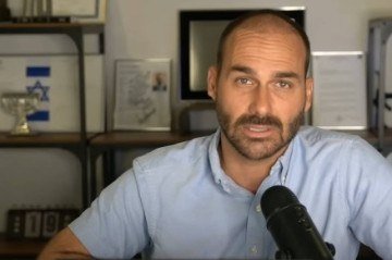 Licenciado e morando nos Estados Unidos, o deputado do PL é alvo de investigação da Polícia Federal -  (crédito: Reprodução/YouTube)