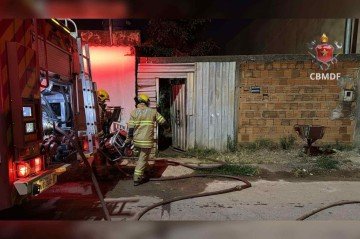 Bombeiros combatem fogo no Arapoanga -  (crédito: Divulgação/ CBMDF)