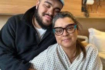 Preta ao lado de Francisco, filho da cantora