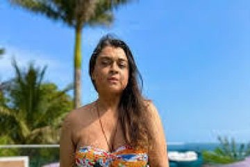 A artista com a bolsa de colostomia